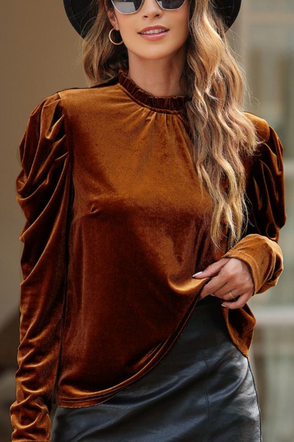 This beautiful chestnut mock neck top dials up your boho style with plush velvet fabric and romantic vibes. The soft, lustrous fabric adds a touch of sophistication, making it perfect for both casual outings and dressed-up occasions.