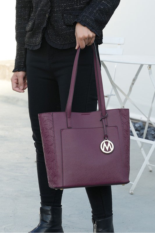 Sustainably Sleek Collection –Eco-Friendly Vegan Tote Bag. The Sustainability Sleek Collection is a unique collection that offers a WIN-WIN-WIN! Eco-Friendly Tote Bag is made with high quality Vegan Leather- Win!
This stylish tote looks like it came off the runway, but at a wallet friendly price point- WIN!
This versatile tote compliments working, travel, evenings out, and everyday wear. It's attention to detail and soft vegan leather conveys a polished look when you need it. Multiple colors available!