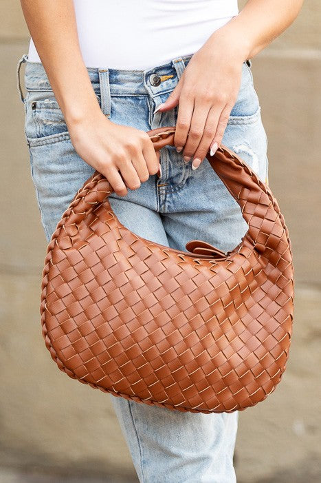 Who says you can’t have it all? This vegan woven handbag combines conscious fashion, impeccable design, and a touch of timeless charm. With the eco- materials and the intricate woven craftmanship creating an effortless charm, this is a bag that is both sustainable and stunning!