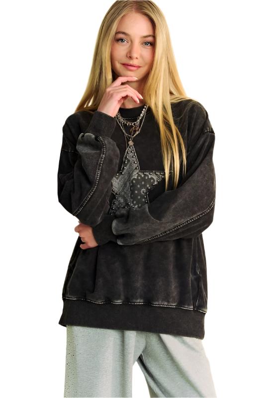 Star Patch Acid Washed Sweatshirt - Black. This sweatshirt is vibin' a mix of rock n' roll and vintage! The stud star patch adds a touch of attitude and embellishment, creating a unique and eye-catching detail!
The acid-washed finish gives the sweatshirt a cool and lived-in appearance. Whether you're running errands or hanging out with friends, this sweatshirt is for those who want to stand out and make a statement with their style.