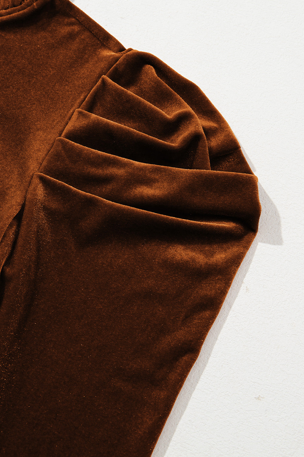 This beautiful chestnut mock neck top dials up your boho style with plush velvet fabric and romantic vibes. The soft, lustrous fabric adds a touch of sophistication, making it perfect for both casual outings and dressed-up occasions.