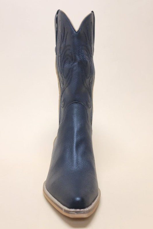 Whether you're kicking up dust on the open road or stepping into your favorite honky-tonk bar, the Spindelle Western Boot is built to accompany you on every adventure. With its bold, rugged look and intricate stitching, these boots capture the spirit of the Wild West, ready for whatever life throws your way.