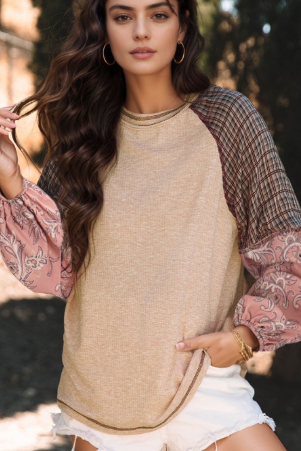 Unconventional pullover with contrast sleeves. The rustic plaid paired with the floral creates a charm that shows off individuality. Feel great wearing this feminine top out to the farmers market, while out looking for quirky cafes, vintage or antique shops to cultivating your garden, art exhibitions, or outings with friends.